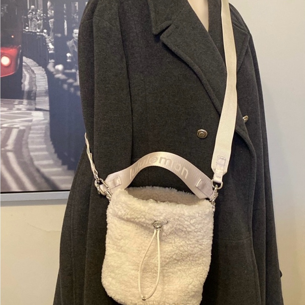 Lululemon crossbody bucket bag fleece white opal